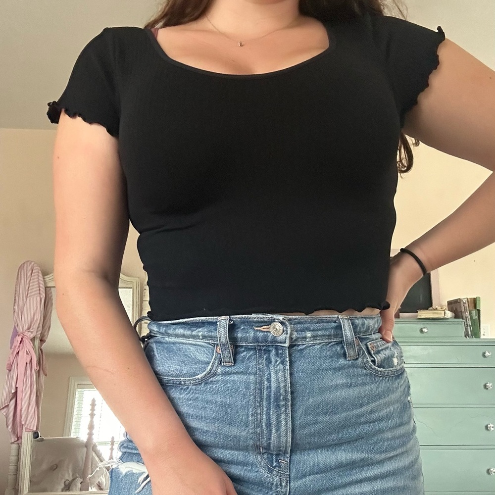 Black Lettuce Edge Ribbed Crop Top